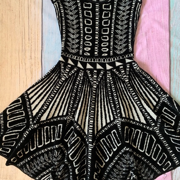 Stylish Black and White Patterned mini Dress - Picture 3 of 9